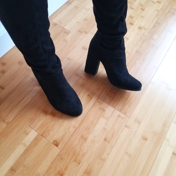 Over-the-knee black boots. - Picture 4 of 5